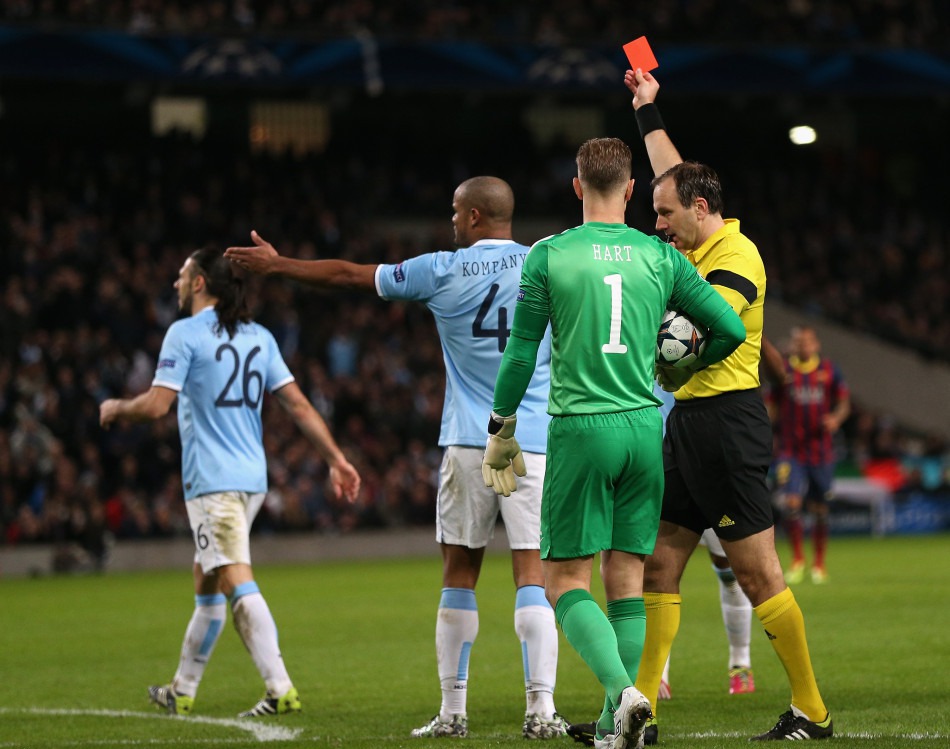 比赛紧张激烈，黄牌红牌不断出现