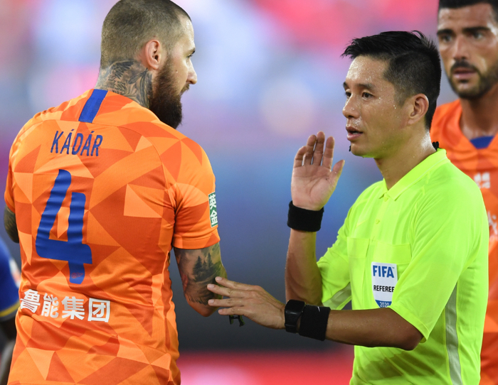 比赛紧张激烈，黄牌红牌不断出现